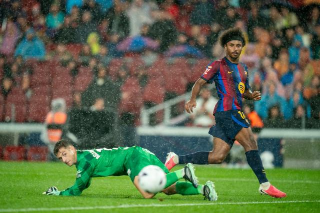 (260917) -- BARCELONA, Sept. 17, 2026 (Xinhua) -- FC Barcelona's Karim Adeyemi (R) gets a chance to score during the La Liga football match between FC Barcelona and Racing Santander in Barcelona, Spain, on Sept. 16, 2026. (Photo by Joan Gosa/Xinhua)