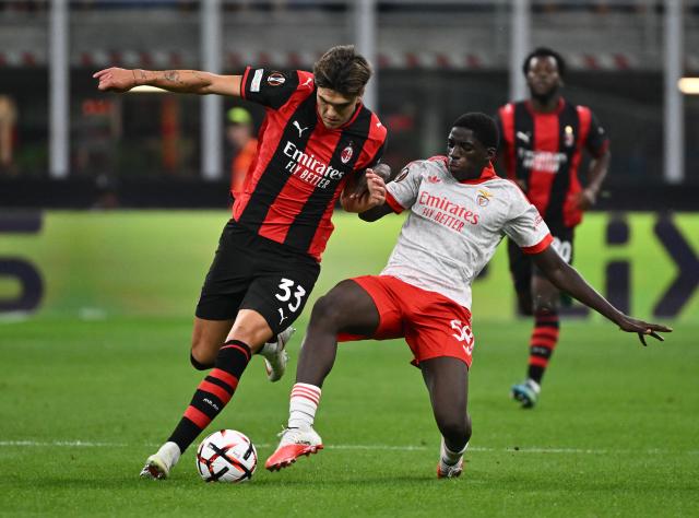 (260917) -- MILAN, Sept. 17, 2026 (Xinhua) -- AC Milan's Davide Bartesaghi (L) vies with Benfica's Daniel Banjaqui during the UEFA Europa League match between AC Milan and Benfica in Milan, Italy, Sept. 16, 2026. (Photo by Alberto Lingria/Xinhua)