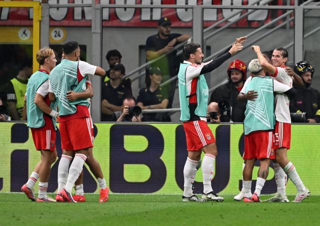 (260917) -- MILAN, Sept. 17, 2026 (Xinhua) -- Benfica's players celebrate a goal during the UEFA Europa League match between AC Milan and Benfica in Milan, Italy, Sept. 16, 2026. (Photo by Alberto Lingria/Xinhua)