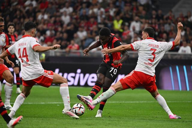 (260917) -- MILAN, Sept. 17, 2026 (Xinhua) -- AC Milan's Alphadjo Cisse (2nd R) vies with Benfica's Alessandro Circati (R) and Tomas Araujo during the UEFA Europa League match between AC Milan and Benfica in Milan, Italy, Sept. 16, 2026. (Photo by Alberto Lingria/Xinhua)