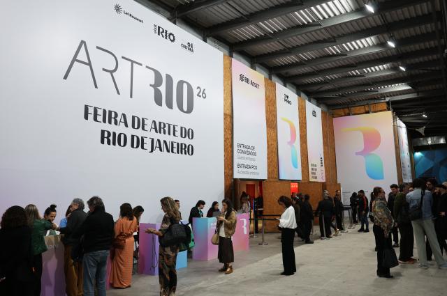 (260917) -- RIO DE JANEIRO, Sept. 17, 2026 (Xinhua) -- Visitors visit the ArtRio 2026 in Rio de Janeiro, Brazil, Sept. 16, 2026. The five-day fair kicked off here on Wednesday, showcasing contemporary artworks such as paintings, sculptures and art installations from around the world. (Xinhua/Jin Haoyuan)
