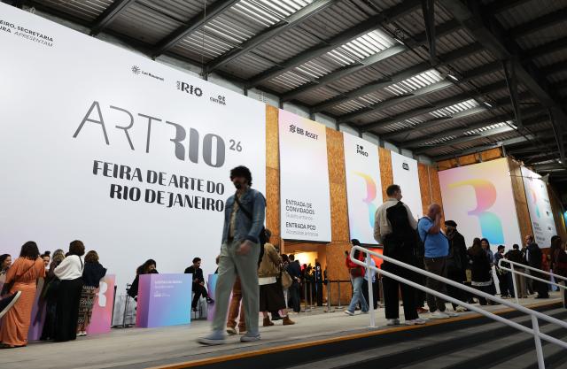 (260917) -- RIO DE JANEIRO, Sept. 17, 2026 (Xinhua) -- People visit the ArtRio 2026 in Rio de Janeiro, Brazil, Sept. 16, 2026. The five-day fair kicked off here on Wednesday, showcasing contemporary artworks such as paintings, sculptures and art installations from around the world. (Xinhua/Jin Haoyuan)