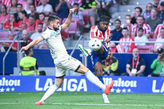 (260917) -- MADRID, Sept. 17, 2026 (Xinhua) -- Atletico de Madrid's Ademola Lookman (R) vies with Osasuna's Inigo Arguibidi during the La Liga football match between Atletico de Madrid and Osasuna at Riyadh Air Metropolitano stadium, in Madrid, Spain, on Sept. 16, 2026. (Photo by Gustavo Valiente/Xinhua)