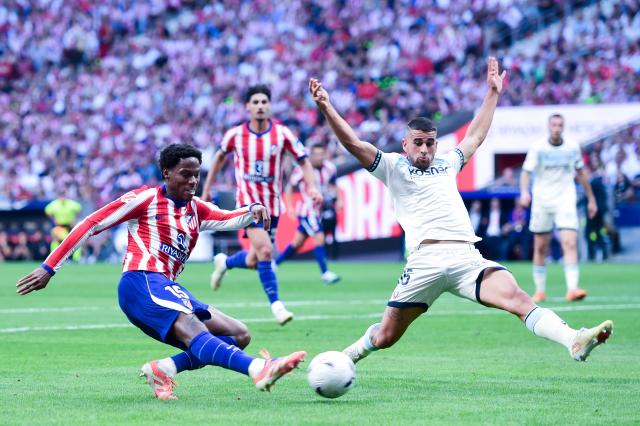 (260917) -- MADRID, Sept. 17, 2026 (Xinhua) -- Atletico de Madrid's Jonathan David (L) vies with Osasuna's Unai Santos during the La Liga football match between Atletico de Madrid and Osasuna at Riyadh Air Metropolitano stadium, in Madrid, Spain, on Sept. 16, 2026. (Photo by Gustavo Valiente/Xinhua)