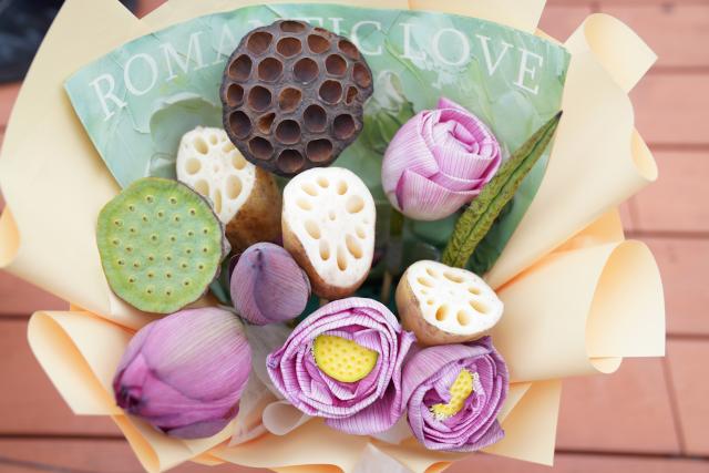 (260917) -- HONGHU, Sept. 17, 2026 (Xinhua) -- This photo taken on Sept. 16, 2026 shows a bouquet made with lotus pods, lotus roots and lotus flowers at a lotus root innovation base in Honghu City, central China's Hubei Province. Honghu lotus root is a signature product of Hubei Province. In 2025, the lotus root cultivation area in Honghu City reached 225,000 mu (15,000 hectares), with a total output of 320,000 tonnes.
  Local authorities have developed the lotus root industry, leveraging technological resources to breed new varieties, establishing standards covering the entire production process to ensure quality, and promoting cooperation among enterprises, cooperatives and farmers. These efforts have created jobs and boosted local incomes. (Xinhua/Lu Jinbo)