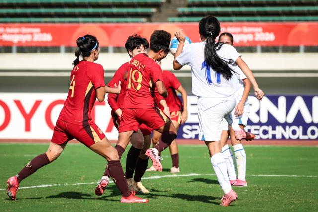 (260917) -- GIFU, Sept. 17, 2026 (Xinhua) -- Zhang Linyan (C) of China scores during the group G match of Women's Football between China and Uzbekistan at the 20th Asian Games Aichi-Nagoya 2026 in Gifu, Japan, Sept. 17, 2026. (Xinhua/Jia Haocheng)
