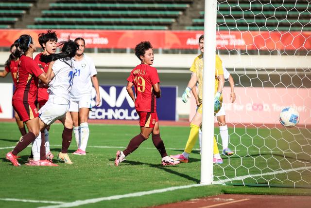 (260917) -- GIFU, Sept. 17, 2026 (Xinhua) -- Zhang Linyan (C) of China celebrates scoring during the group G match of Women's Football between China and Uzbekistan at the 20th Asian Games Aichi-Nagoya 2026 in Gifu, Japan, Sept. 17, 2026. (Xinhua/Jia Haocheng)