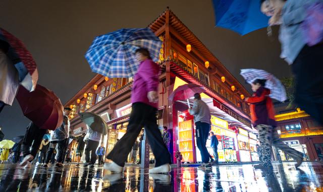 (260917) -- XIANGYANG, Sept. 17, 2026 (Xinhua) -- People visit Xiangyang ancient town at night in Xiangyang, central China's Hubei Province, Sept. 16, 2026. In recent years, Xiangyang in central China's Hubei Province has been promoting tourism through light shows, evening cruises, live performances and night markets. The city has also integrated its historical and cultural heritage into tourism, offering visitors a richer experience that blends local history with vibrant street life. (Xinhua/Xiao Yijiu)