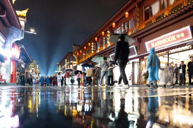 (260917) -- XIANGYANG, Sept. 17, 2026 (Xinhua) -- People visit Xiangyang ancient town at night in Xiangyang, central China's Hubei Province, Sept. 16, 2026. In recent years, Xiangyang in central China's Hubei Province has been promoting tourism through light shows, evening cruises, live performances and night markets. The city has also integrated its historical and cultural heritage into tourism, offering visitors a richer experience that blends local history with vibrant street life. (Xinhua/Xiao Yijiu)