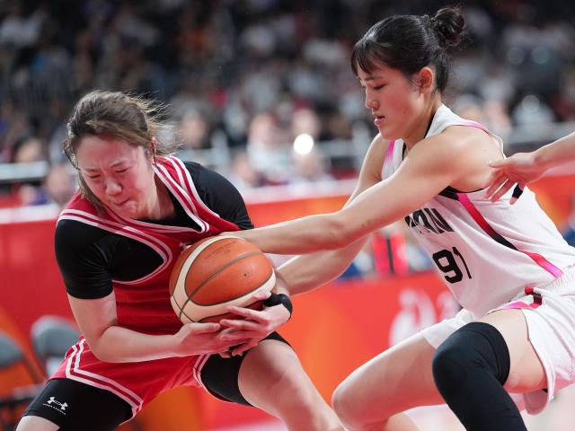 (260917) -- NAGOYA, Sept. 17, 2026 (Xinhua) -- Kwan Hoi Pui (L) of China's Hong Kong vies with Owaki Haru of Japan during the Group B match between Japan and China's Hong Kong at 20th Asian Games Aichi-Nagoya 2026 in Nagoya, Japan, Sept. 17, 2026. (Xinhua/Luo Yuan)