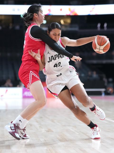 (260917) -- NAGOYA, Sept. 17, 2026 (Xinhua) -- Tanaka Ufuoma (R) of Japan competes during the Group B match between Japan and China's Hong Kong at 20th Asian Games Aichi-Nagoya 2026 in Nagoya, Japan, Sept. 17, 2026. (Xinhua/Luo Yuan)