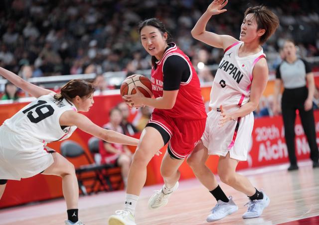 (260917) -- NAGOYA, Sept. 17, 2026 (Xinhua) -- Yam Hui Yin (C) of China's Hong Kong breaks through during the Group B match between Japan and China's Hong Kong at 20th Asian Games Aichi-Nagoya 2026 in Nagoya, Japan, Sept. 17, 2026. (Xinhua/Luo Yuan)