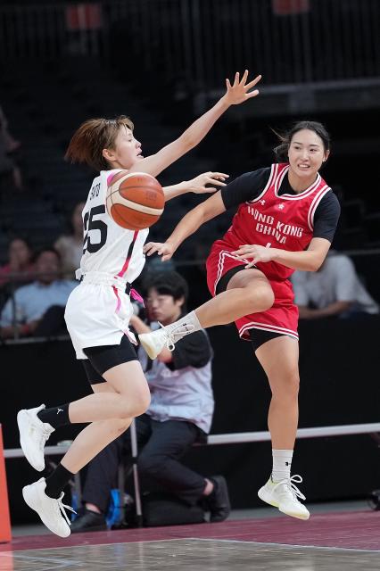 (260917) -- NAGOYA, Sept. 17, 2026 (Xinhua) -- Yam Hui Yin (R) of China's Hong Kong competes during the Group B match between Japan and China's Hong Kong at 20th Asian Games Aichi-Nagoya 2026 in Nagoya, Japan, Sept. 17, 2026. (Xinhua/Luo Yuan)