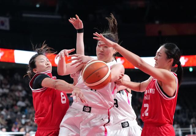 (260917) -- NAGOYA, Sept. 17, 2026 (Xinhua) -- Tong Hiu Lui (L) and Kwan Hoi Pui (R) of China's Hong Kong defend Okamoto Miyu of Japan during the Group B match between Japan and China's Hong Kong at 20th Asian Games Aichi-Nagoya 2026 in Nagoya, Japan, Sept. 17, 2026. (Xinhua/Luo Yuan)