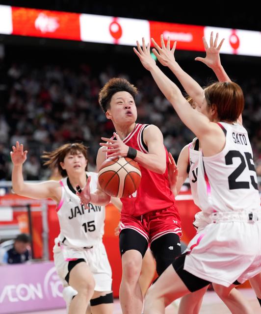 (260917) -- NAGOYA, Sept. 17, 2026 (Xinhua) -- Li TszKwan (2nd L) of China's Hong Kong competes during the Group B match between Japan and China's Hong Kong at 20th Asian Games Aichi-Nagoya 2026 in Nagoya, Japan, Sept. 17, 2026. (Xinhua/Luo Yuan)