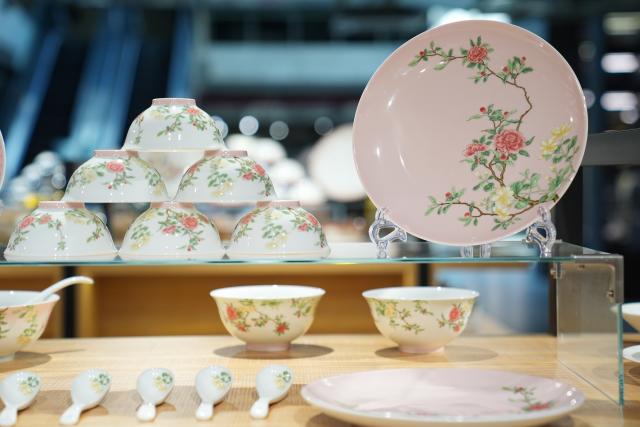 (260917) -- NANCHANG, Sept. 17, 2026 (Xinhua) -- This photo taken on Sept. 10, 2026 shows ceramic products made by an intelligent workshop in Jingdezhen, east China's Jiangxi Province.
  Jingdezhen, known worldwide as China's "porcelain capital," is revitalizing its centuries-old ceramics industry through digitalization and smart manufacturing.
   Once reliant on 72 intricate steps and skilled craftsmanship, porcelain production process at the intelligent workshop is now increasingly automated with smart production lines, AGV robots and intelligent kilns, resulting in higher efficiency and precision.
   Production steps here have been slashed by one-third, labor efficiency has risen by 40 percent, and the deformation rate in finished products has dropped from 6 percent to 0.8 percent. A fully automated glazing line at the workshop is now capable of processing up to 1,500 pieces an hour. Porcelain products made here are exported to markets including Britain, Russia and Malaysia. (Xinhua/Wan Xiang)