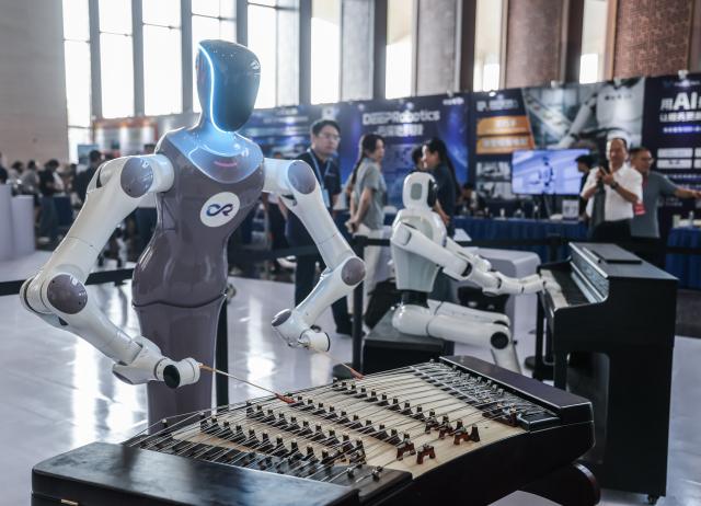 (260917) -- HANGZHOU, Sept. 17, 2026 (Xinhua) -- Robots play musical instruments during the 9th China Robotop Summit in Hangzhou, east China's Zhejiang Province, Sept. 17, 2026.
  This summit kicked off at Hangzhou Future Sci-Tech City here on Thursday.
   Themed "Smart Connectivity for a New Ecosystem, Empowering All Scenarios: The Intelligent and Qualitative Transformation in the 'Robot+' Era," the event served as a premier platform for academic exchange, industrial matchmaking, and exhibition within the robotics sector.
   The summit featured five major exhibition zones: humanoid robots and embodied intelligence, industrial robots, service and special-purpose robots, medical robots, and the robotics industry chain. (Xinhua/Xu Yu)