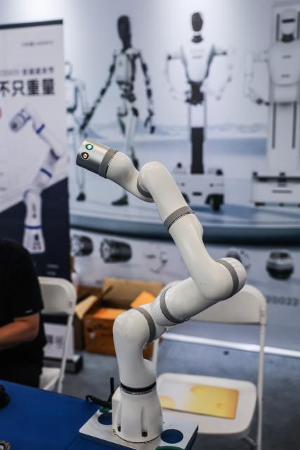 (260917) -- HANGZHOU, Sept. 17, 2026 (Xinhua) -- A robot is seen during the 9th China Robotop Summit in Hangzhou, east China's Zhejiang Province, Sept. 17, 2026.
  This summit kicked off at Hangzhou Future Sci-Tech City here on Thursday.
   Themed "Smart Connectivity for a New Ecosystem, Empowering All Scenarios: The Intelligent and Qualitative Transformation in the 'Robot+' Era," the event served as a premier platform for academic exchange, industrial matchmaking, and exhibition within the robotics sector.
   The summit featured five major exhibition zones: humanoid robots and embodied intelligence, industrial robots, service and special-purpose robots, medical robots, and the robotics industry chain. (Xinhua/Xu Yu)
