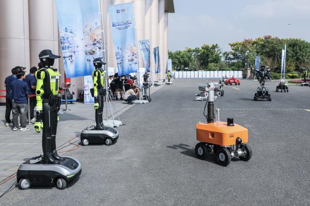 (260917) -- HANGZHOU, Sept. 17, 2026 (Xinhua) -- Robots are seen during the 9th China Robotop Summit in Hangzhou, east China's Zhejiang Province, Sept. 17, 2026.
  This summit kicked off at Hangzhou Future Sci-Tech City here on Thursday.
   Themed "Smart Connectivity for a New Ecosystem, Empowering All Scenarios: The Intelligent and Qualitative Transformation in the 'Robot+' Era," the event served as a premier platform for academic exchange, industrial matchmaking, and exhibition within the robotics sector.
   The summit featured five major exhibition zones: humanoid robots and embodied intelligence, industrial robots, service and special-purpose robots, medical robots, and the robotics industry chain. (Xinhua/Xu Yu)