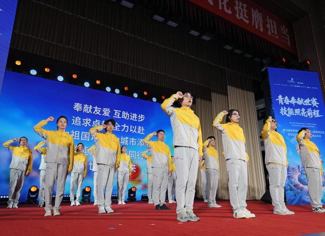 (260917) -- SHANGHAI, Sept. 17, 2026 (Xinhua) -- Attendees are pictured at a swearing-in ceremony for volunteers of the upcoming 48th WorldSkills Competition at Shanghai Exhibition Center in east China's Shanghai, Sept. 17, 2026. More than 3,800 volunteers have been recruited for the 48th WorldSkills Competition, which is scheduled to take place here from Sept. 22 to 27. (Xinhua/Liu Ying)