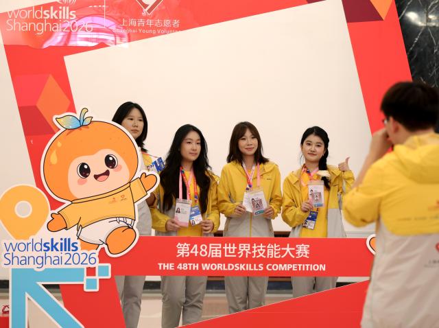 (260917) -- SHANGHAI, Sept. 17, 2026 (Xinhua) -- Attendees pose for group photos at a swearing-in ceremony for volunteers of the upcoming 48th WorldSkills Competition at Shanghai Exhibition Center in east China's Shanghai, Sept. 17, 2026. More than 3,800 volunteers have been recruited for the 48th WorldSkills Competition, which is scheduled to take place here from Sept. 22 to 27. (Xinhua/Liu Ying)