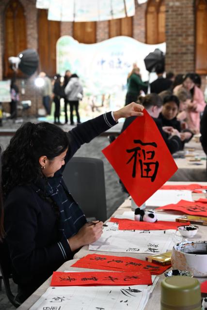 (260917) -- GEELONG, Sept. 17, 2026 (Xinhua) -- A student experiences Chinese calligraphy during a Chinese Culture Day event at Geelong College in Australia, Sept. 16, 2026. TO GO WITH "Feature: Chinese Culture Day brings China closer to Australian students" (Xinhua/Xu Haijing)