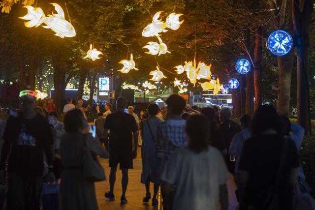 (260917) -- SHANGHAI, Sept. 17, 2026 (Xinhua) -- People enjoy a light show during the 3rd Shining Shanghai festival in Shanghai, east China, Sept. 17, 2026. The opening ceremony of the festival was held here on Thursday. The festival with one main venue and 16 sub-venues features 158 theme activities of shining feast. (Xinhua/Wang Xiang)