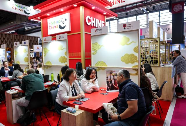(260917) -- PARIS, Sept. 17, 2026 (Xinhua) -- People talk at the International & French Travel Market (IFTM) in Paris, France, Sept. 17, 2026. The three-day IFTM, an international tourism trade show, concluded in Paris on Thursday. (Xinhua/Wu Huiwo)