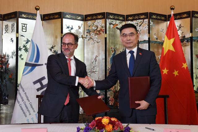 (260917) -- THE HAGUE, Sept. 17, 2026 (Xinhua) -- Chinese Ambassador to the Netherlands Shen Bo (R) shakes hands with Christophe Bernasconi, Secretary General of The Hague Conference on Private International Law (HCCH). TO GO WITH "Interview: GGI shares similarities with HCCH's multilateralism, says HCCH secretary general " (Xinhua/Shao Haijun)