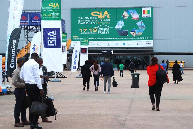 (260917) -- ABIDJAN, Sept. 17, 2026 (Xinhua) -- People visit the Abidjan Infrastructure Exhibition in Abidjan, Cote d'Ivoire, Sept. 17, 2026. (Photo by Yvan Sonh/Xinhua)