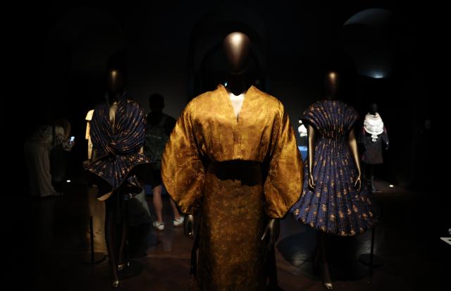(260917) -- LONDON, Sept. 17, 2026 (Xinhua) -- This photo taken on Sept. 17, 2026 shows exhibits on display in an exhibition titled "Reviving Craft: Reflection of the Mind," in London, Britain. An exhibition bringing together Chinese intangible cultural heritage and contemporary design opened at Somerset House in London on Wednesday, featuring nearly 150 works and sets of works by more than 70 Chinese and international artists.
Titled "Reviving Craft: Reflection of the Mind," the exhibition is part of the 2026 London Design Festival and runs until Sept. 27. It features works in ceramics, lacquer, embroidery, glass, fiber art, furniture and installation. (Xinhua/Li Ying)