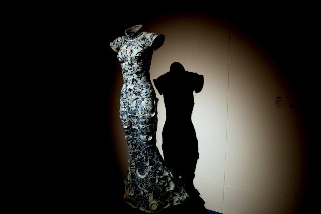(260917) -- LONDON, Sept. 17, 2026 (Xinhua) -- This photo taken on Sept. 17, 2026 shows an exhibit on display in an exhibition titled "Reviving Craft: Reflection of the Mind," in London, Britain. An exhibition bringing together Chinese intangible cultural heritage and contemporary design opened at Somerset House in London on Wednesday, featuring nearly 150 works and sets of works by more than 70 Chinese and international artists.
Titled "Reviving Craft: Reflection of the Mind," the exhibition is part of the 2026 London Design Festival and runs until Sept. 27. It features works in ceramics, lacquer, embroidery, glass, fiber art, furniture and installation. (Xinhua/Li Ying)