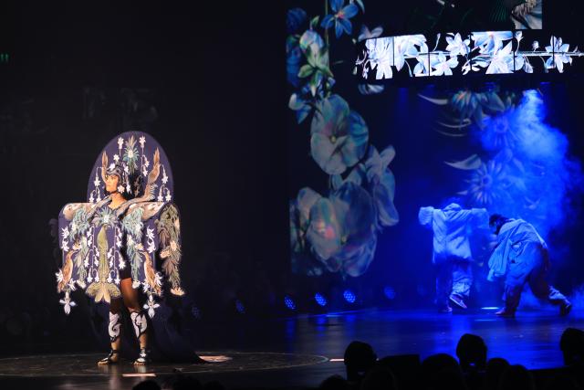 (260917) -- WELLINGTON, Sept. 17, 2026 (Xinhua) -- A model presents a creation during a show of the World of Wearable Art in Wellington, New Zealand, Sept. 17, 2026. (Photo by Meng Tao/Xinhua)