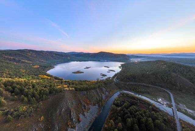 (260918) -- ARXAN, Sept. 18, 2026 (Xinhua) -- An aerial drone photo taken on Sept. 18, 2026 shows the autumn scenery of the Arxan National Forest Park in Arxan of Hinggan League, north China's Inner Mongolia Autonomous Region. (Xinhua/Bei He)
