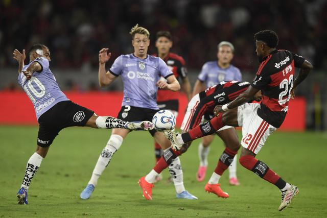 (260918) -- RIO DE JANEIRO, Sept. 18, 2026 (Xinhua) -- Emerson Royal (front R) of Flamengo and Junior Sornoza (front L) of Independiente del Valle vie for the ball during the second leg of the Copa Libertadores quarter final football match between Brazil's Flamengo and Ecuador's Independiente del Valle at the Maracana stadium in Rio de Janeiro, Brazil, Sept. 17, 2026. (Photo by Daniel Ramalho/Xinhua)