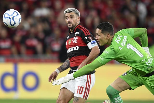 (260918) -- RIO DE JANEIRO, Sept. 18, 2026 (Xinhua) -- Giorgian de Arrascaeta (L) of Flamengo and Aldair Quintana, goalkeeper of Independiente del Valle, vie for the ball during the second leg of the Copa Libertadores quarter final football match between Brazil's Flamengo and Ecuador's Independiente del Valle at the Maracana stadium in Rio de Janeiro, Brazil, Sept. 17, 2026. (Photo by Daniel Ramalho/Xinhua)