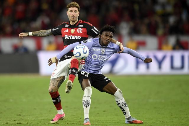 (260918) -- RIO DE JANEIRO, Sept. 18, 2026 (Xinhua) -- Leo Pereira (L) of Flamengo and Djorkaeff Reasco of Independiente del Valle vie for the ball during the second leg of the Copa Libertadores quarter final football match between Brazil's Flamengo and Ecuador's Independiente del Valle at the Maracana stadium in Rio de Janeiro, Brazil, Sept. 17, 2026. (Photo by Daniel Ramalho/Xinhua)