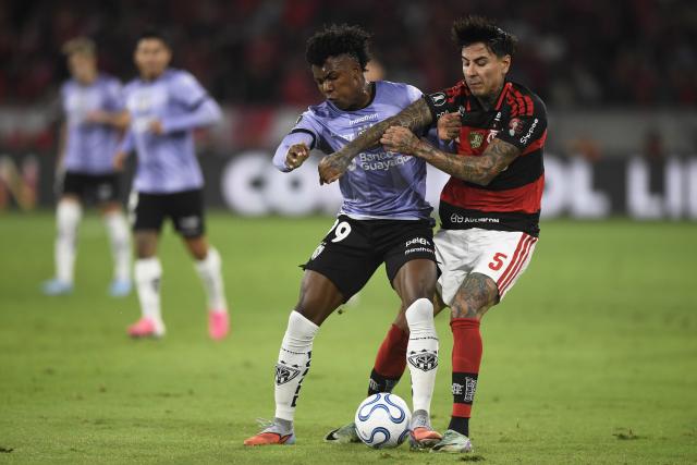 (260918) -- RIO DE JANEIRO, Sept. 18, 2026 (Xinhua) -- Erick Pulgar (R) of Flamengo and Djorkaeff Reasco of Independiente del Valle vie for the ball during the second leg of the Copa Libertadores quarter final football match between Brazil's Flamengo and Ecuador's Independiente del Valle at the Maracana stadium in Rio de Janeiro, Brazil, Sept. 17, 2026. (Photo by Daniel Ramalho/Xinhua)