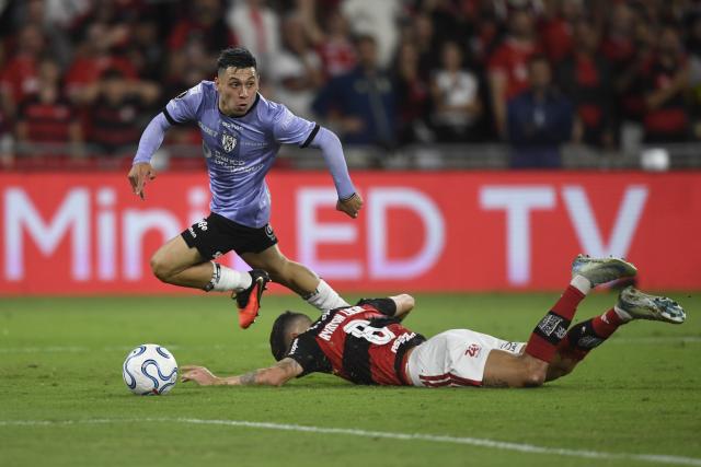 (260918) -- RIO DE JANEIRO, Sept. 18, 2026 (Xinhua) -- Ayrton Lucas (down) of Flamengo falls down as he vies for the ball with Matias Perello of Independiente del Valle during the second leg of the Copa Libertadores quarter final football match between Brazil's Flamengo and Ecuador's Independiente del Valle at the Maracana stadium in Rio de Janeiro, Brazil, Sept. 17, 2026. (Photo by Daniel Ramalho/Xinhua)