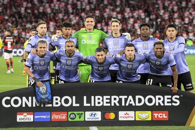 (260918) -- RIO DE JANEIRO, Sept. 18, 2026 (Xinhua) -- Starting players of Independiente del Valle pose for a group photo before the second leg of the Copa Libertadores quarter final football match between Brazil's Flamengo and Ecuador's Independiente del Valle at the Maracana stadium in Rio de Janeiro, Brazil, Sept. 17, 2026. (Photo by Daniel Ramalho/Xinhua)