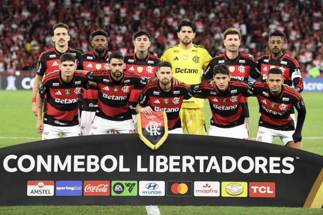 (260918) -- RIO DE JANEIRO, Sept. 18, 2026 (Xinhua) -- Starting players of Flamengo pose for a group photo before the second leg of the Copa Libertadores quarter final football match between Brazil's Flamengo and Ecuador's Independiente del Valle at the Maracana stadium in Rio de Janeiro, Brazil, Sept. 17, 2026. (Photo by Daniel Ramalho/Xinhua)