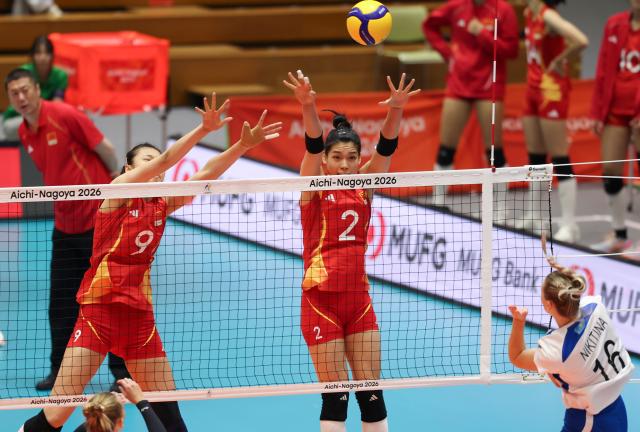 (260918) -- OKAZAKI, Sept. 18, 2026 (Xinhua) -- Zhuang Yushan (2nd R) and Wang Aoqian (3rd R) of China defend during the preliminary round Pool B match of women's volleyball between Kazakhstan and China at the 20th Asian Games Aichi-Nagoya 2026 in Okazaki, Japan, Sept. 18, 2026. (Xinhua/Wang Fei)