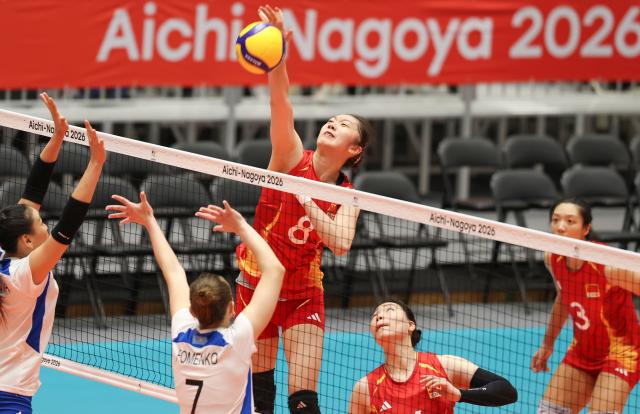 (260918) -- OKAZAKI, Sept. 18, 2026 (Xinhua) -- Chen Houyu (top) of China spikes the ball during the preliminary round Pool B match of women's volleyball between Kazakhstan and China at the 20th Asian Games Aichi-Nagoya 2026 in Okazaki, Japan, Sept. 18, 2026. (Xinhua/Wang Fei)