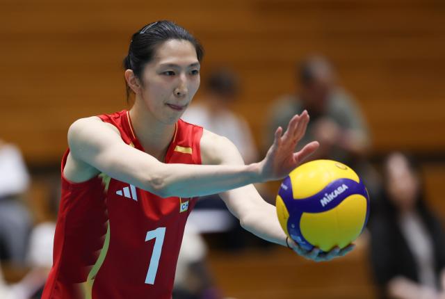 (260918) -- OKAZAKI, Sept. 18, 2026 (Xinhua) -- Wu Mengjie of China gets ready to serve during the preliminary round Pool B match of women's volleyball between Kazakhstan and China at the 20th Asian Games Aichi-Nagoya 2026 in Okazaki, Japan, Sept. 18, 2026. (Xinhua/Wang Fei)