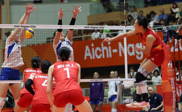 (260918) -- OKAZAKI, Sept. 18, 2026 (Xinhua) -- Tang Xin (1st R) of China spikes the ball during the preliminary round Pool B match of women's volleyball between Kazakhstan and China at the 20th Asian Games Aichi-Nagoya 2026 in Okazaki, Japan, Sept. 18, 2026. (Xinhua/Wang Fei)