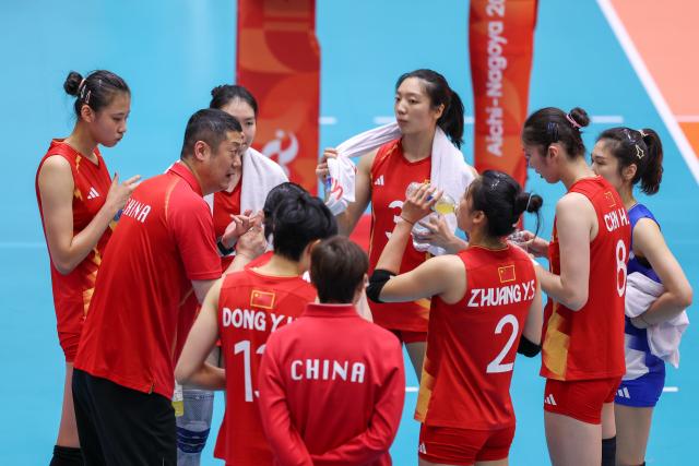 (260918) -- OKAZAKI, Sept. 18, 2026 (Xinhua) -- China's coach Zhao Yong (2nd L) gives instructions to players during the preliminary round Pool B match of women's volleyball between Kazakhstan and China at the 20th Asian Games Aichi-Nagoya 2026 in Okazaki, Japan, Sept. 18, 2026. (Xinhua/Li Bo)