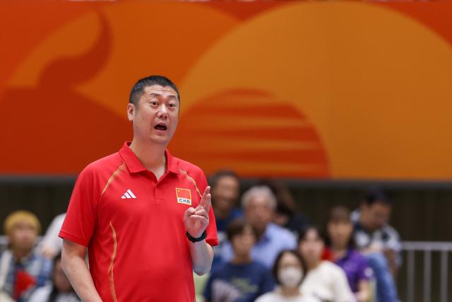 (260918) -- OKAZAKI, Sept. 18, 2026 (Xinhua) -- China's coach Zhao Yong gives instructions during the preliminary round Pool B match of women's volleyball between Kazakhstan and China at the 20th Asian Games Aichi-Nagoya 2026 in Okazaki, Japan, Sept. 18, 2026. (Xinhua/Li Bo)