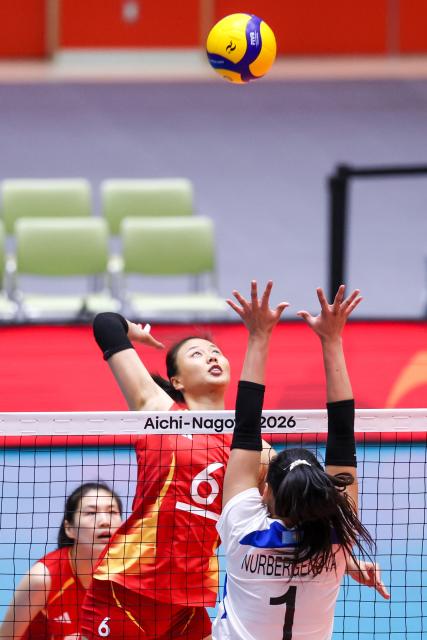 (260918) -- OKAZAKI, Sept. 18, 2026 (Xinhua) -- Gong Xiangyu (C) of China competes during the preliminary round Pool B match of women's volleyball between Kazakhstan and China at the 20th Asian Games Aichi-Nagoya 2026 in Okazaki, Japan, Sept. 18, 2026. (Xinhua/Li Bo)