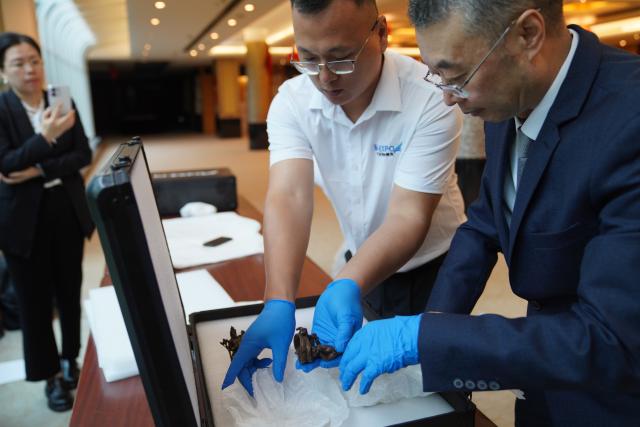 (260918) -- NEW YORK, Sept. 18, 2026 (Xinhua) -- Chinese staff members prepare to pack a cultural relic in New York, the United States, Sept. 17, 2026. The United States has returned 64 Chinese cultural relics and paleontological fossils to China, China's National Cultural Heritage Administration (NCHA) said Thursday.
   The items were handed over in two batches in Washington and New York on Wednesday and Thursday by Homeland Security Investigations (HSI) and the Manhattan District Attorney's Office, respectively. (Xinhua/Zhang Fengguo)