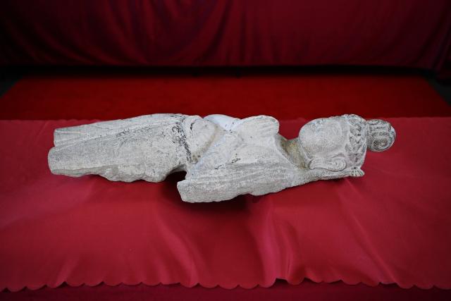 (260918) -- WASHINGTON, Sept. 18, 2026 (Xinhua) -- The torso of a bodhisattva statue from the Tianlongshan Grottoes, one of the returned cultural relics, is pictured in Washington, D.C., the United States, Sept. 16, 2026. The United States has returned 64 Chinese cultural relics and paleontological fossils to China, China's National Cultural Heritage Administration (NCHA) said Thursday.
   The items were handed over in two batches in Washington and New York on Wednesday and Thursday by Homeland Security Investigations (HSI) and the Manhattan District Attorney's Office, respectively. (Xinhua/Li Rui)